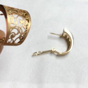 Yellow gold filigree lever back pierced earrings.  Total wgt = 4 grams 14K gold.